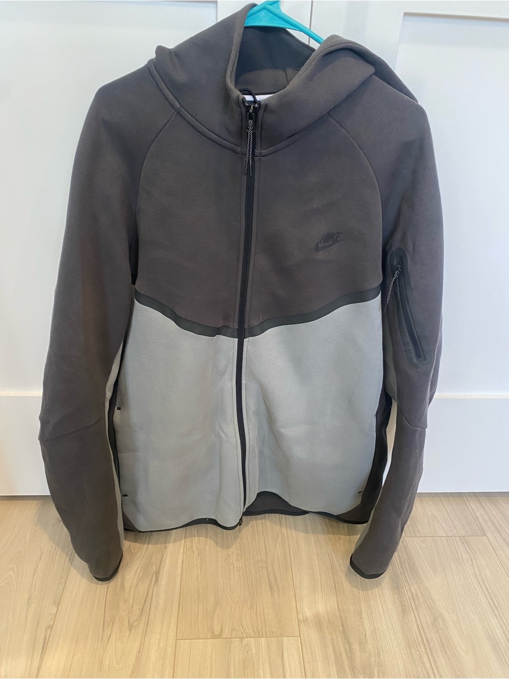 Nike Men’s Two-Tone Charcoal and Light Gray Full-Zip Hooded Jacket